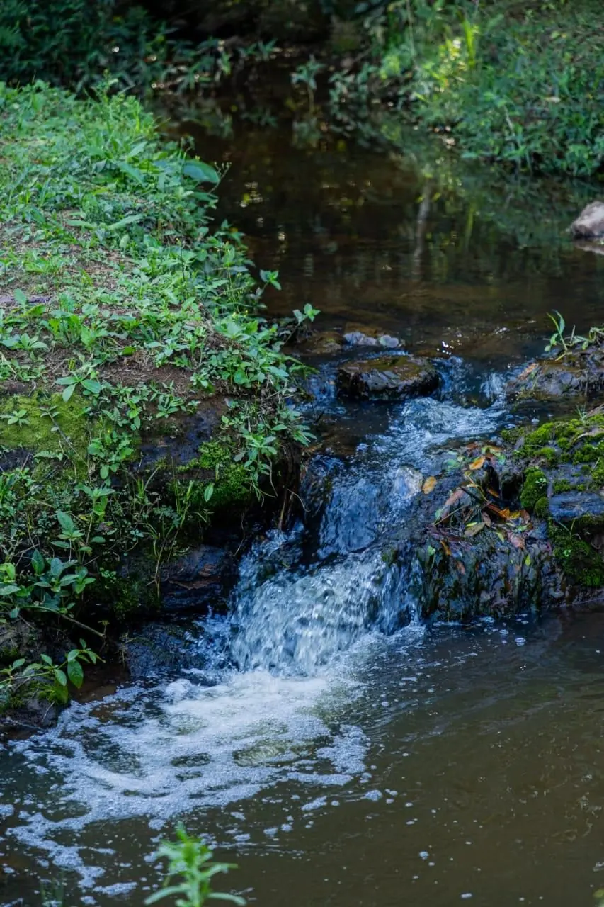 Cachoeira natural dentro da área do Rancho Santa Inês