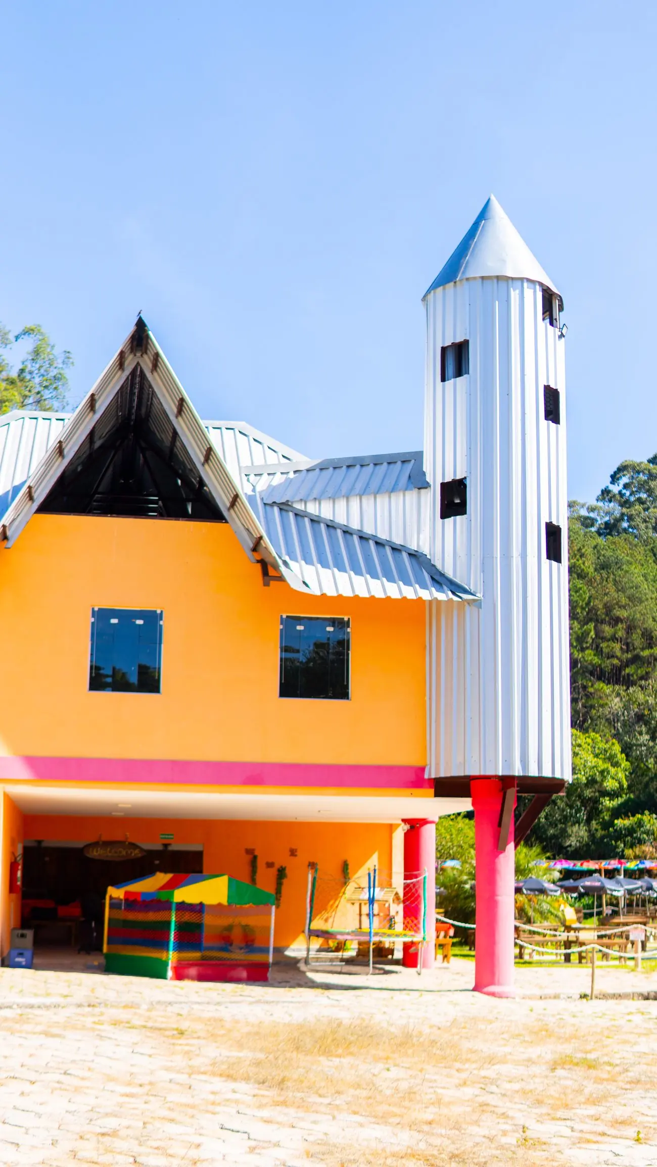 Capela branca com torre no Rancho Santa Inês em Caieiras