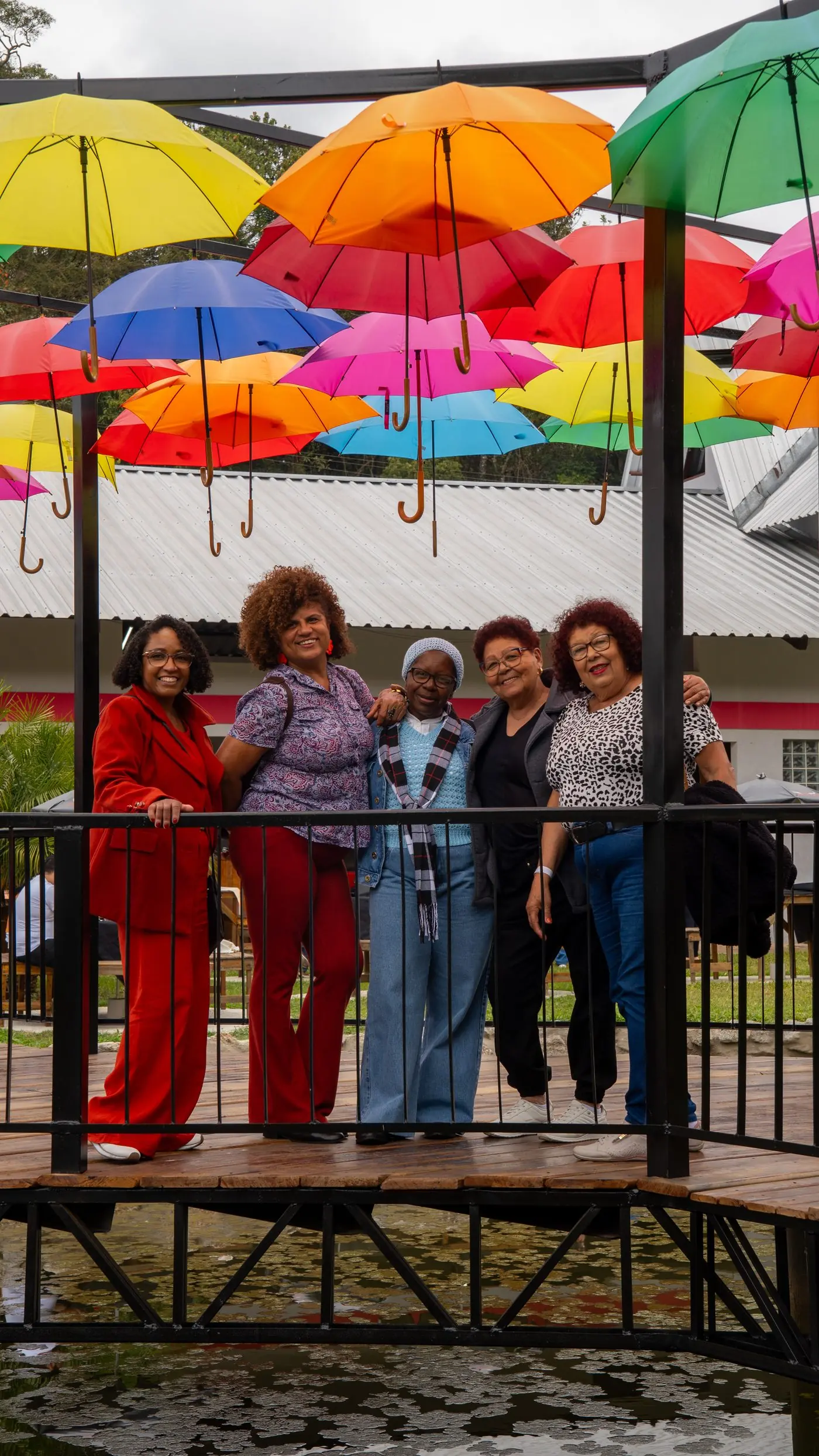 Grupo de convidados reunidos na ponte sobre o lago do Rancho Santa Inês